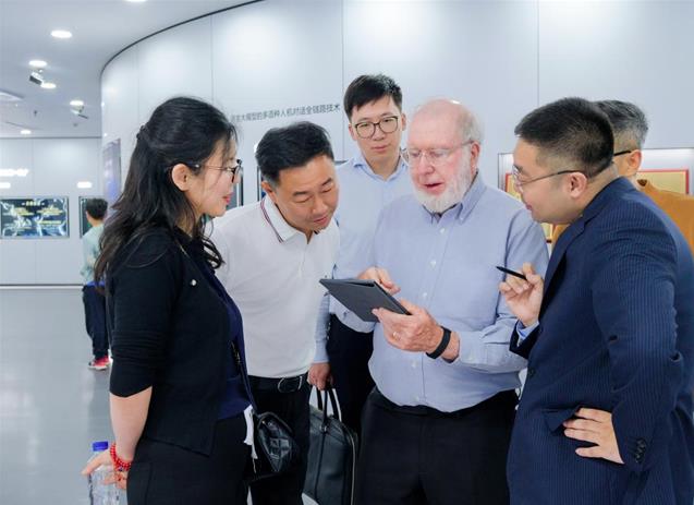 “矽穀精神之父”凱文凱利到（dào）訪思必馳，智慧辦公產品成AI應用新（xīn）亮點